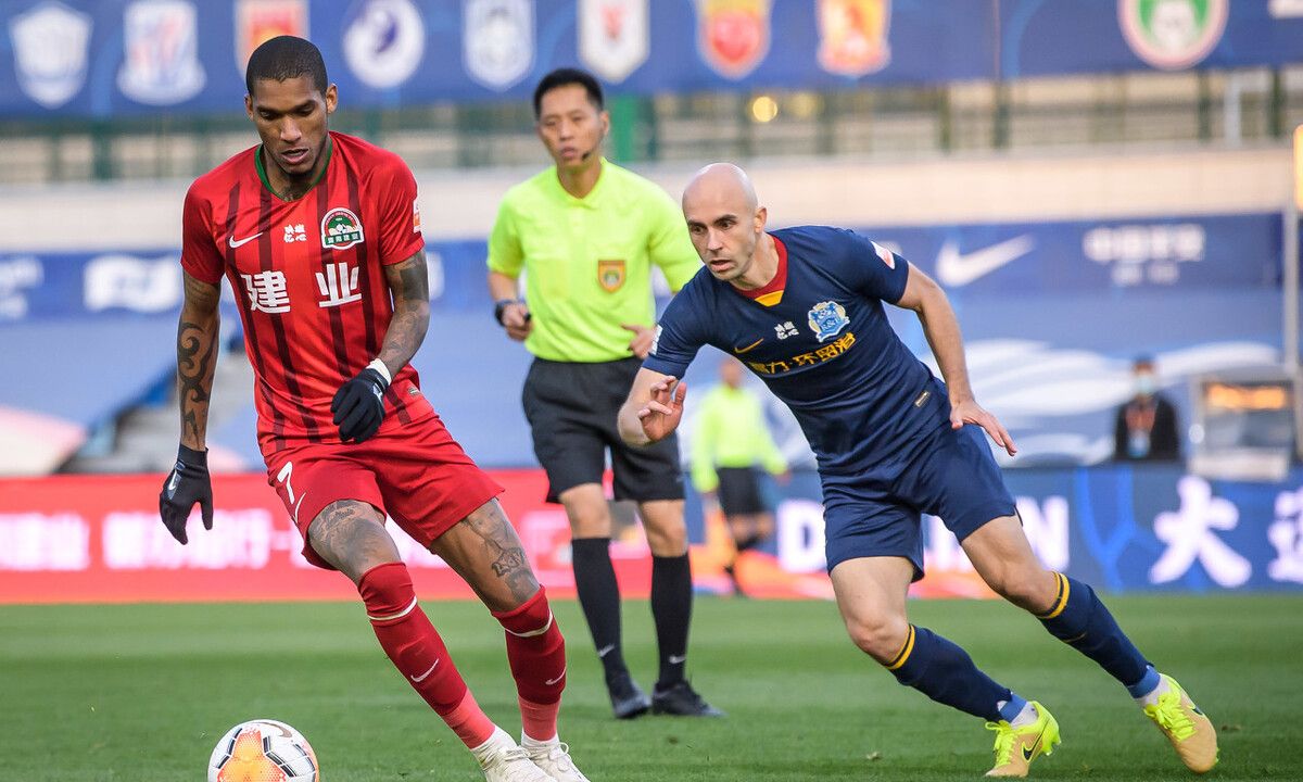 开云电竞-包含F1附加赛上演强强对话，海滨犀牛队逆转泰山飞鹰队，团队配合流畅；外援联手发威的词条