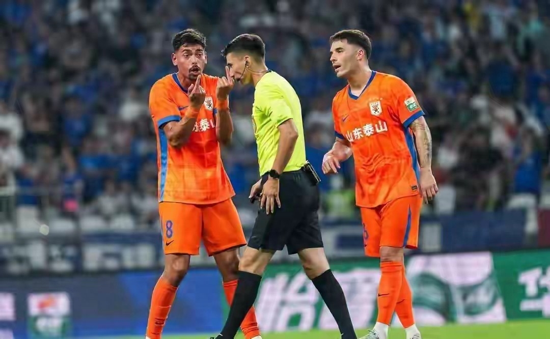 开云-包含清晨山东泰山调整名单以备中超，绝杀压哨环节打磨，气氛紧张，临场指挥获称赞的词条